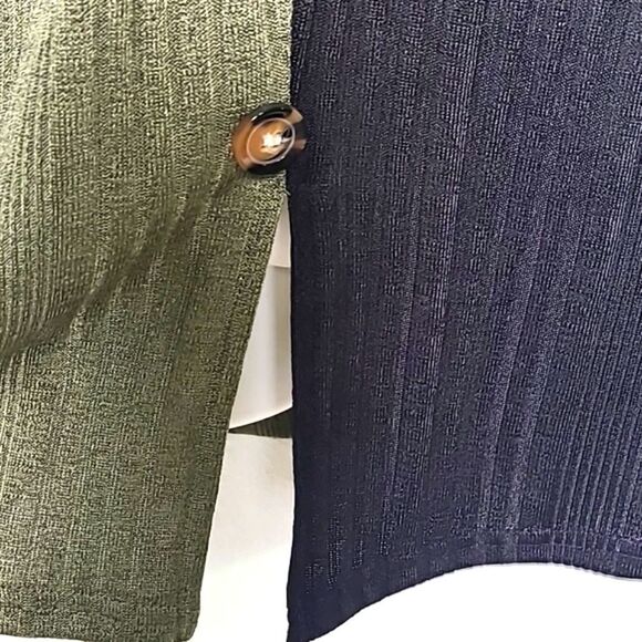 Army Green & Black Two-Tone Top with Buttons Down the Side, Size XL - Picture 4 of 7